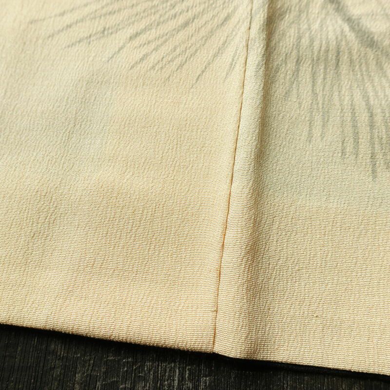 付け下げ 縮緬 一つ紋付き 正絹 木の葉・植物柄 袷仕立て 身丈159.5cm 裄丈64.5cm リサイクル着物 着物 刺繍 松 ベージュ_画像10