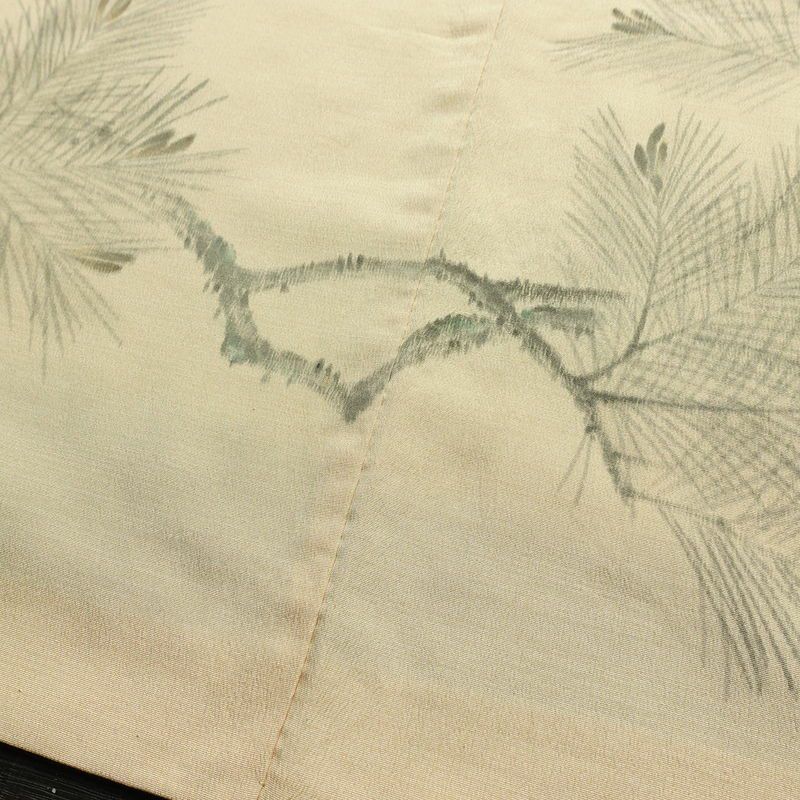付け下げ 縮緬 一つ紋付き 正絹 木の葉・植物柄 袷仕立て 身丈159.5cm 裄丈64.5cm リサイクル着物 着物 刺繍 松 ベージュ_画像11