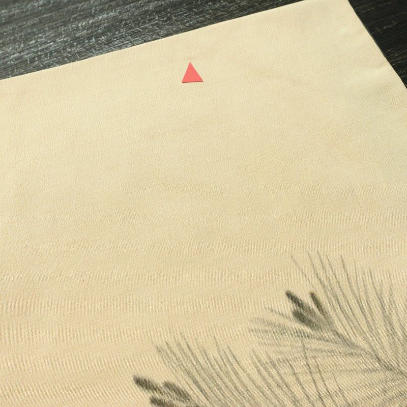 付け下げ 縮緬 一つ紋付き 正絹 木の葉・植物柄 袷仕立て 身丈159.5cm 裄丈64.5cm リサイクル着物 着物 刺繍 松 ベージュ_画像14