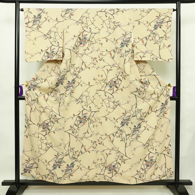 小紋 縮緬 総柄 正絹 木の葉・植物柄 袷仕立て 身丈157cm 裄丈65cm リサイクル着物 着物 ベージュ_画像1