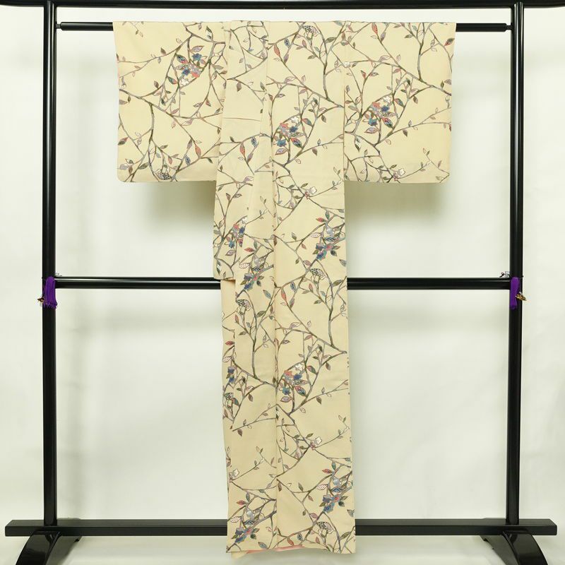 小紋 縮緬 総柄 正絹 木の葉・植物柄 袷仕立て 身丈157cm 裄丈65cm リサイクル着物 着物 ベージュ_画像2