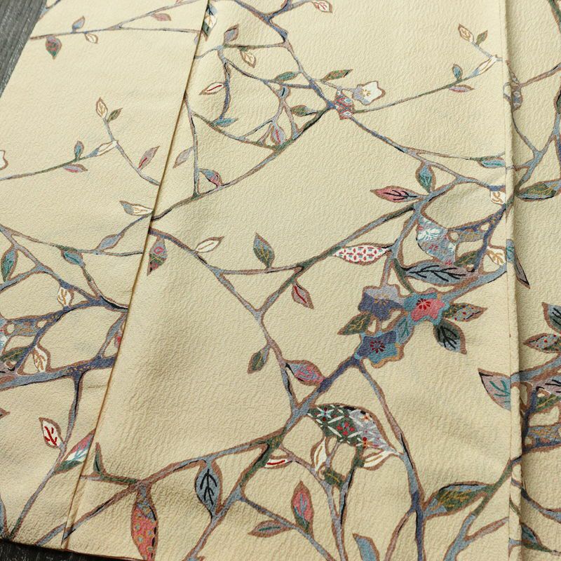 小紋 縮緬 総柄 正絹 木の葉・植物柄 袷仕立て 身丈157cm 裄丈65cm リサイクル着物 着物 ベージュ_画像4