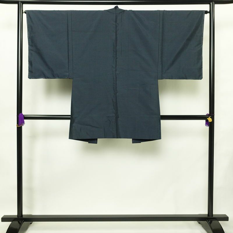 男性用 大島紬 着物 羽織 美品 しつけ糸付き アンサンブル 2点セット 正絹 亀甲柄 袷仕立て 身丈141cm 裄丈64.5cm リサイクル着物 着物 青・紺_画像4