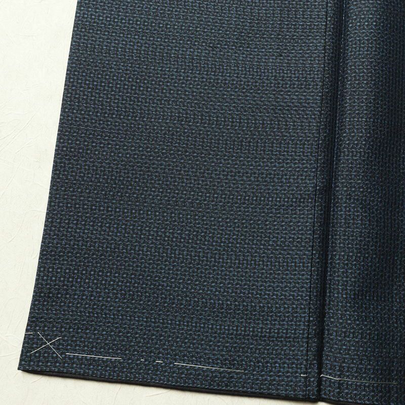 男性用 大島紬 着物 羽織 美品 しつけ糸付き アンサンブル 2点セット 正絹 亀甲柄 袷仕立て 身丈141cm 裄丈64.5cm リサイクル着物 着物 青・紺_画像11