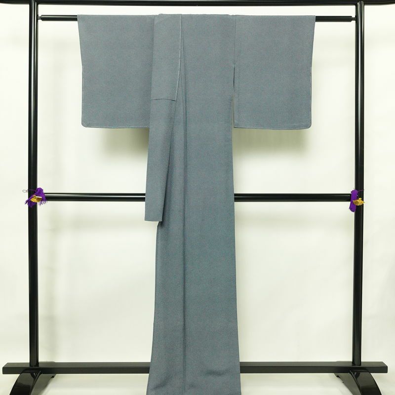 単衣 小紋 鮫小紋 良品 しつけ糸付き 縮緬 ポリエステル 単衣仕立て 身丈167cm 裄丈66.5cm リサイクル着物 着物 くすみブルー 青・紺_画像2