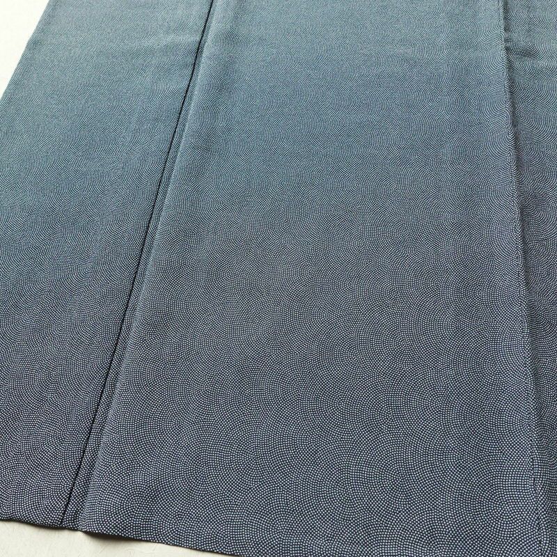 単衣 小紋 鮫小紋 良品 しつけ糸付き 縮緬 ポリエステル 単衣仕立て 身丈167cm 裄丈66.5cm リサイクル着物 着物 くすみブルー 青・紺_画像4