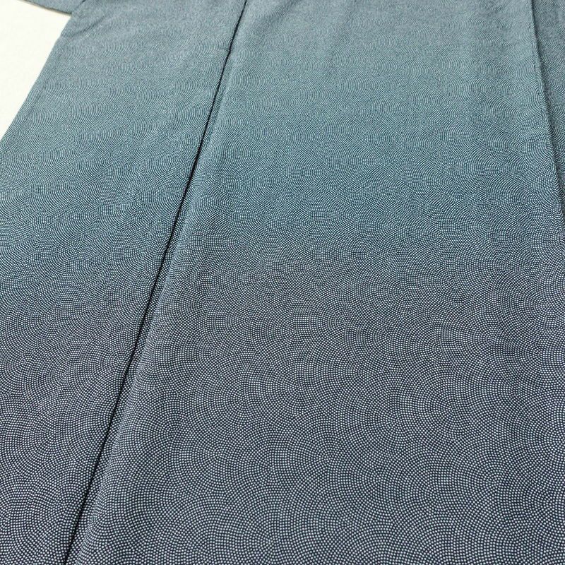 単衣 小紋 鮫小紋 良品 しつけ糸付き 縮緬 ポリエステル 単衣仕立て 身丈167cm 裄丈66.5cm リサイクル着物 着物 くすみブルー 青・紺_画像5