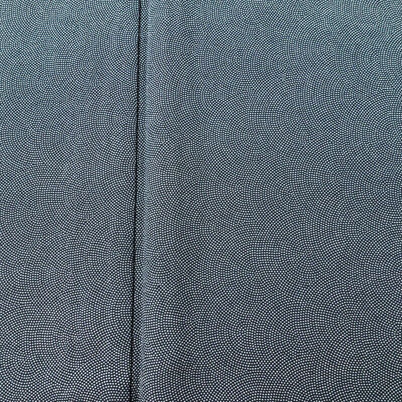 単衣 小紋 鮫小紋 良品 しつけ糸付き 縮緬 ポリエステル 単衣仕立て 身丈167cm 裄丈66.5cm リサイクル着物 着物 くすみブルー 青・紺_画像6