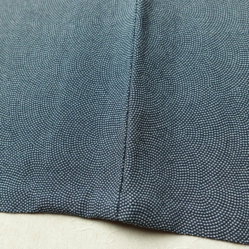 単衣 小紋 鮫小紋 良品 しつけ糸付き 縮緬 ポリエステル 単衣仕立て 身丈167cm 裄丈66.5cm リサイクル着物 着物 くすみブルー 青・紺_画像11