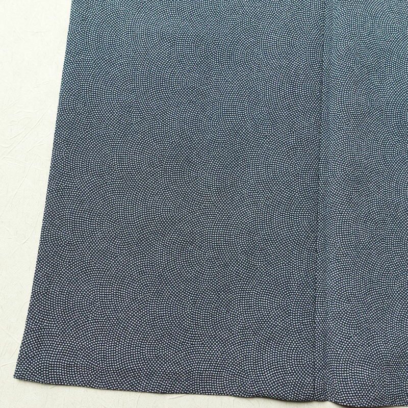 単衣 小紋 鮫小紋 良品 しつけ糸付き 縮緬 ポリエステル 単衣仕立て 身丈167cm 裄丈66.5cm リサイクル着物 着物 くすみブルー 青・紺_画像12