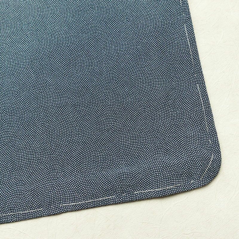 単衣 小紋 鮫小紋 良品 しつけ糸付き 縮緬 ポリエステル 単衣仕立て 身丈167cm 裄丈66.5cm リサイクル着物 着物 くすみブルー 青・紺_画像15