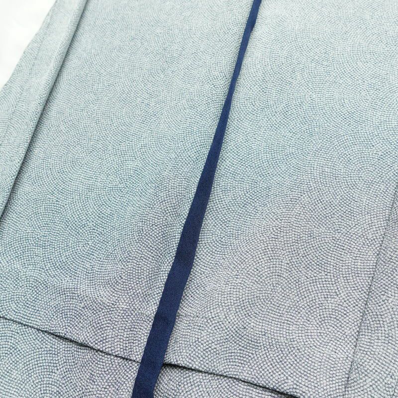 単衣 小紋 鮫小紋 良品 しつけ糸付き 縮緬 ポリエステル 単衣仕立て 身丈167cm 裄丈66.5cm リサイクル着物 着物 くすみブルー 青・紺_画像17