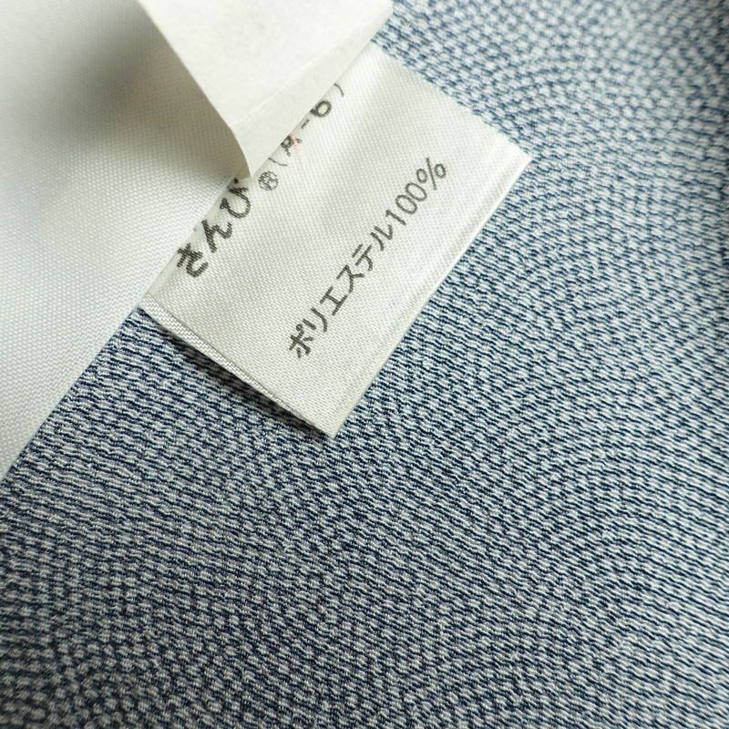 単衣 小紋 鮫小紋 良品 しつけ糸付き 縮緬 ポリエステル 単衣仕立て 身丈167cm 裄丈66.5cm リサイクル着物 着物 くすみブルー 青・紺_画像19