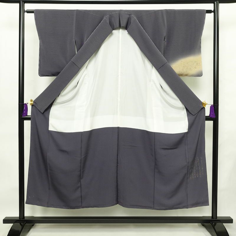 付け下げ 美品 落款入り しつけ糸付き 正絹 人物・動物柄 袷仕立て 身丈148cm 裄丈61.5cm リサイクル着物 着物 箔 紫・藤色_画像3