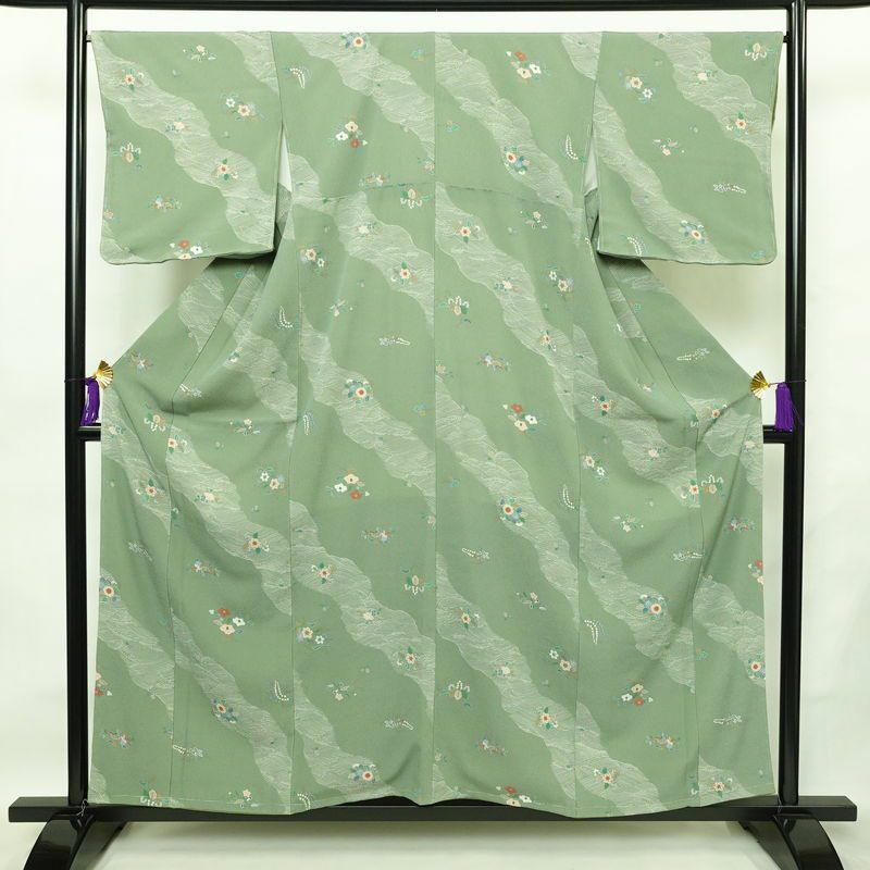 小紋 良品 しつけ糸付き 縮緬 正絹 花柄 袷仕立て 身丈157.5cm 裄丈66.5cm リサイクル着物 着物 金彩 緑・うぐいす色_画像1