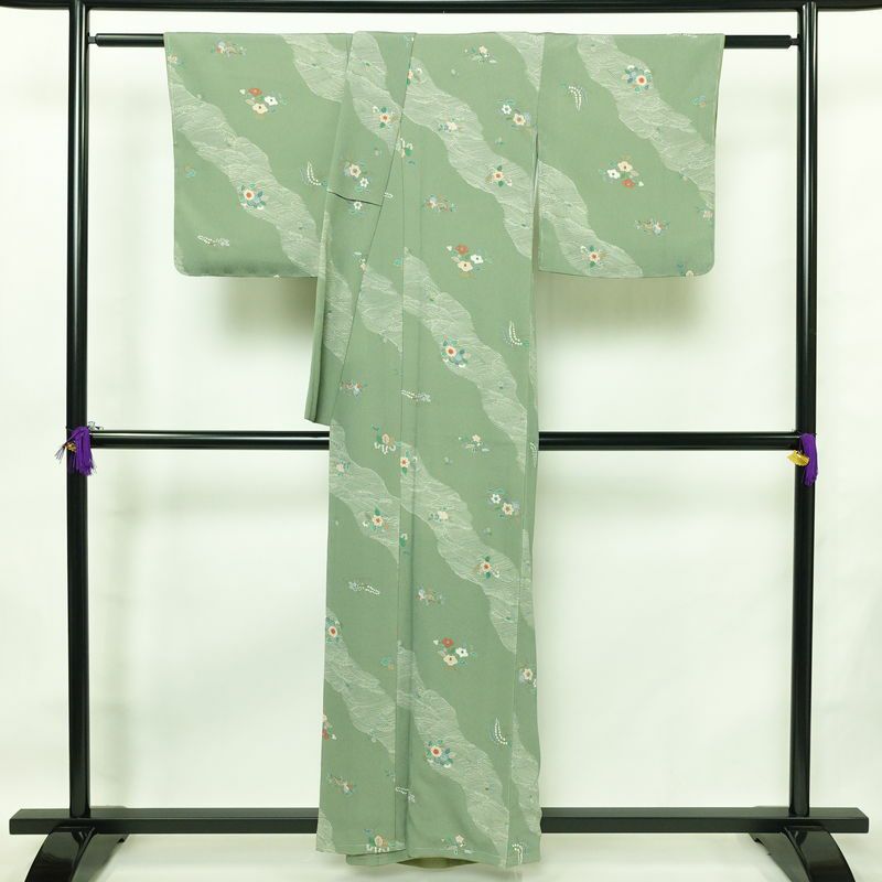 小紋 良品 しつけ糸付き 縮緬 正絹 花柄 袷仕立て 身丈157.5cm 裄丈66.5cm リサイクル着物 着物 金彩 緑・うぐいす色_画像2