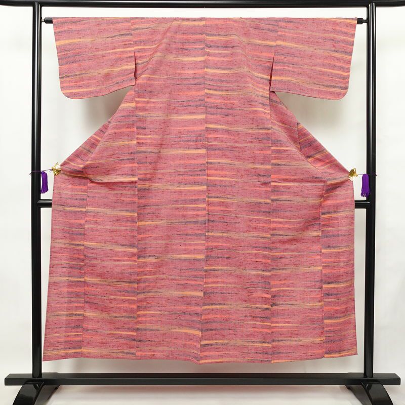 単衣 紬 良品 バチ衿仕立て 正絹 縞柄・線柄 単衣仕立て 身丈151.5cm 裄丈63cm リサイクル着物 着物 紬地 ピンク_画像1