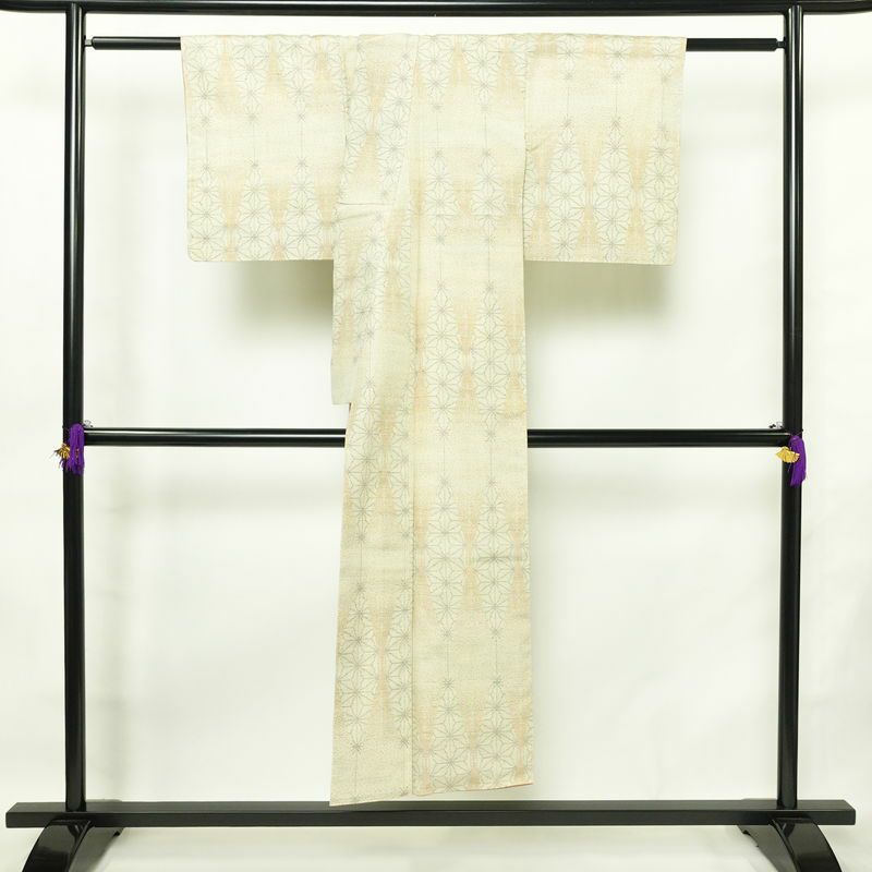 紬 正絹 麻の葉柄 袷仕立て 身丈144.5cm 裄丈61.5cm リサイクル着物 着物 モダン クリーム_画像2