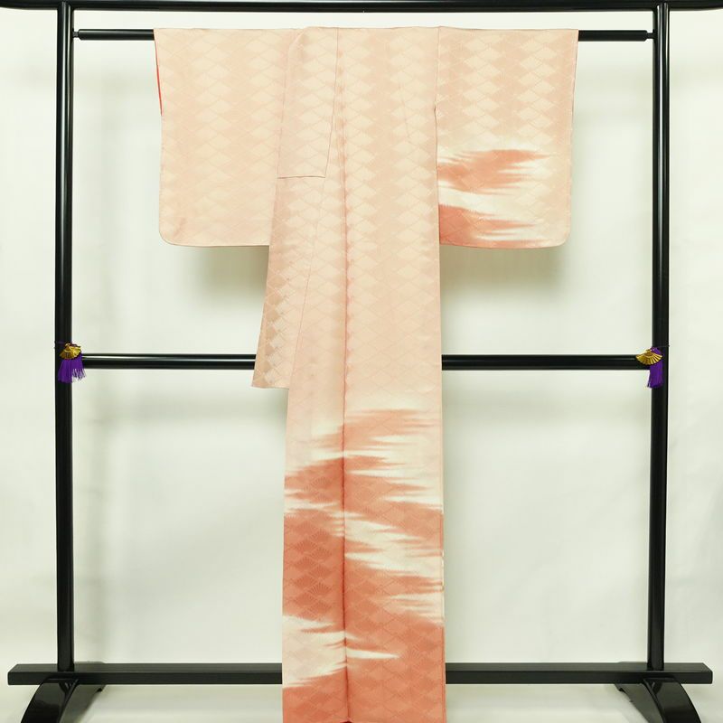 付け下げ 良品 しつけ糸付き 綸子 正絹 古典柄 袷仕立て 身丈161cm 裄丈64.5cm リサイクル着物 着物 入学式 卒業式 七五三 お宮参り フォーマル シンプル 上品 ベージュ_画像2