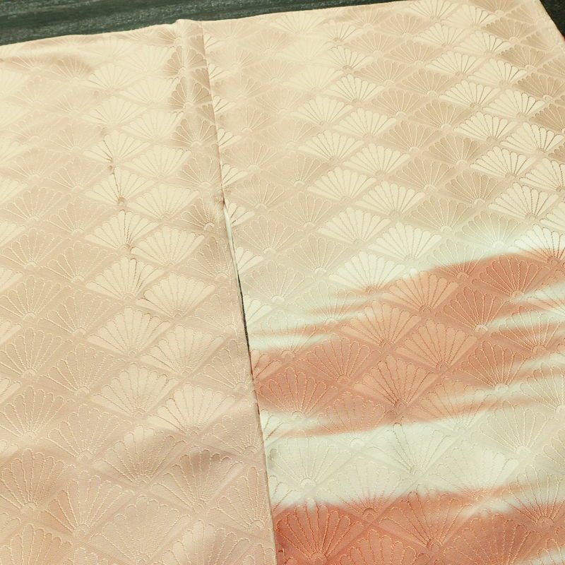 付け下げ 良品 しつけ糸付き 綸子 正絹 古典柄 袷仕立て 身丈161cm 裄丈64.5cm リサイクル着物 着物 入学式 卒業式 七五三 お宮参り フォーマル シンプル 上品 ベージュ_画像12