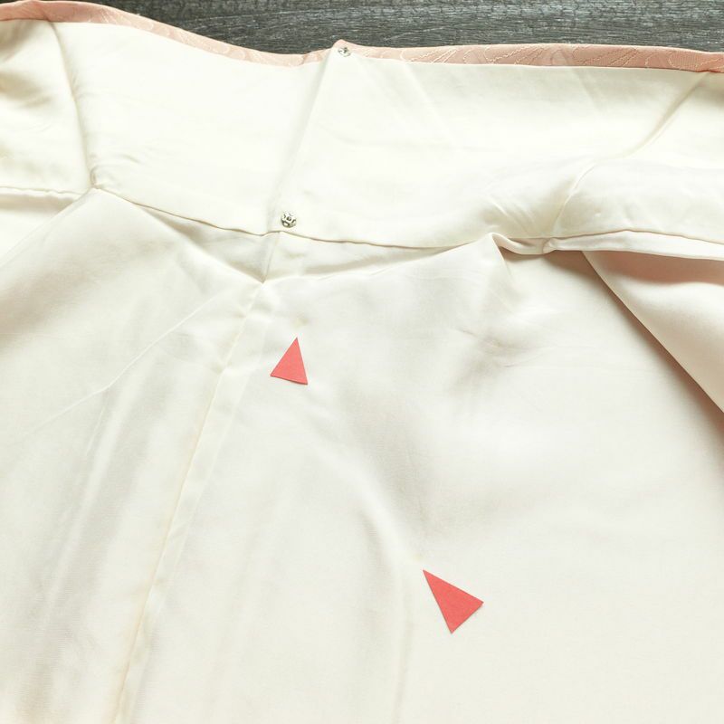 付け下げ 良品 しつけ糸付き 綸子 正絹 古典柄 袷仕立て 身丈161cm 裄丈64.5cm リサイクル着物 着物 入学式 卒業式 七五三 お宮参り フォーマル シンプル 上品 ベージュ_画像18