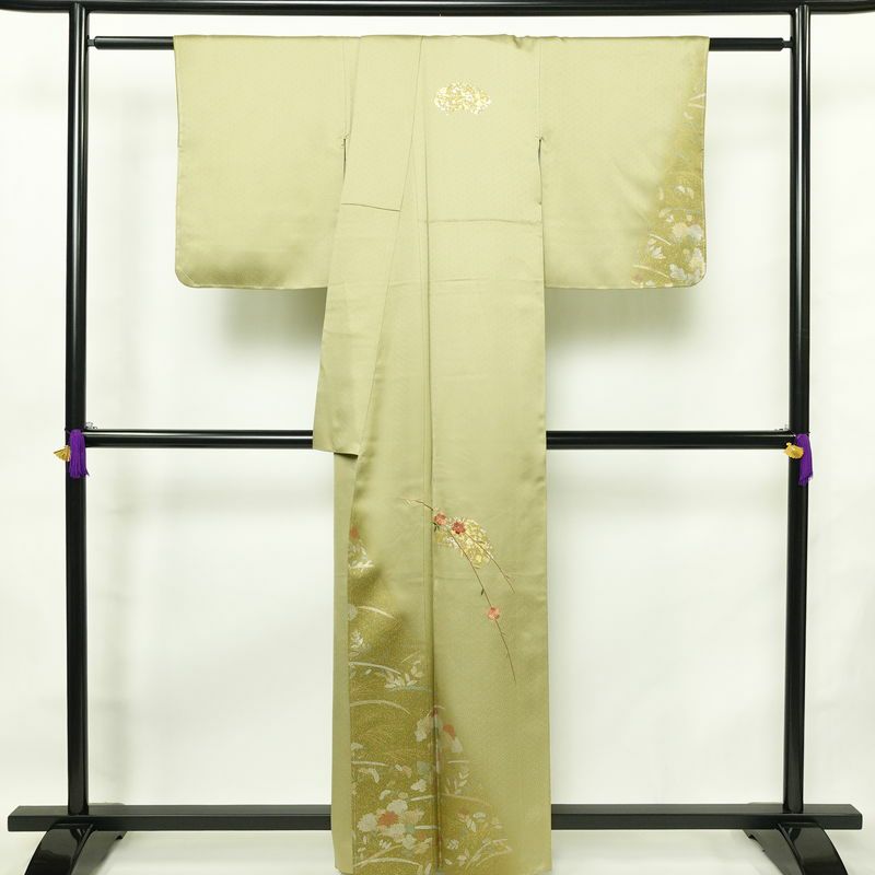 付け下げ 良品 綸子 正絹 花柄 袷仕立て 身丈159.5cm 裄丈63.5cm リサイクル着物 一部しつけ糸付き 着物 刺繍 箔 入学式 卒業式 七五三 お宮参り フォーマル 上品 扇面 榛色 黄・黄土色_画像2
