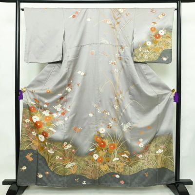 訪問着 しつけ糸付き 綸子 正絹 木の葉・植物柄 袷仕立て 身丈160.5cm 裄丈65.5cm リサイクル着物 着物 金彩 入学式 卒業式 七五三 お宮参り フォーマル 菊 グレー