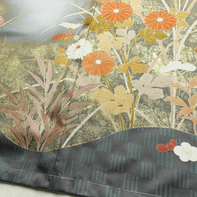 訪問着 しつけ糸付き 綸子 正絹 木の葉・植物柄 袷仕立て 身丈160.5cm 裄丈65.5cm リサイクル着物 着物 金彩 入学式 卒業式 七五三 お宮参り フォーマル 菊 グレー_画像11