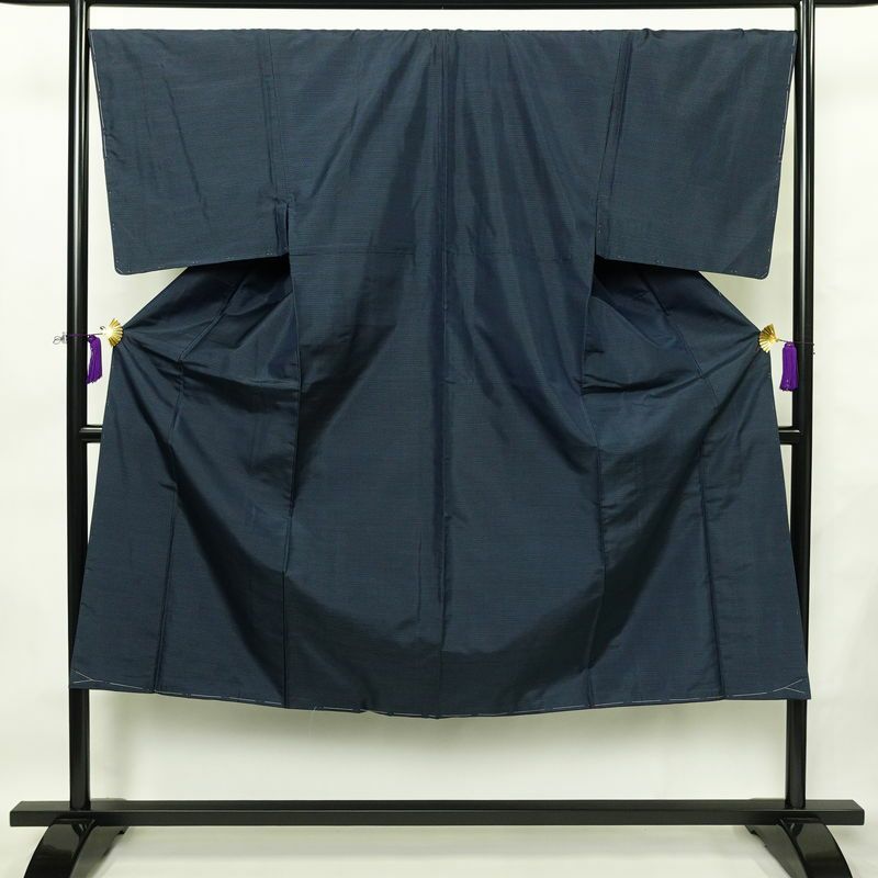 男性用 紬着物 美品 しつけ糸付き アンサンブル 2点セット 正絹 羽織 亀甲柄 袷仕立て 身丈142cm 裄丈68.5cm リサイクル着物 着物 未使用品 青・紺_画像2