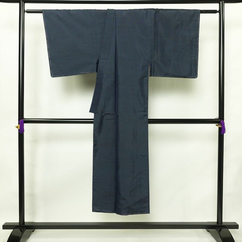 男性用 紬着物 美品 しつけ糸付き アンサンブル 2点セット 正絹 羽織 亀甲柄 袷仕立て 身丈142cm 裄丈68.5cm リサイクル着物 着物 未使用品 青・紺_画像3