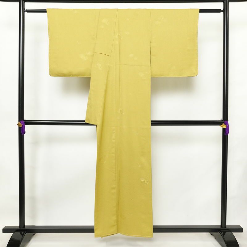 色無地 良品 しつけ糸付き 一つ紋付き 正絹 古典柄 袷仕立て 身丈155cm 裄丈64cm リサイクル着物 着物 お茶会 フォーマル シンプル 黄・黄土色_画像2