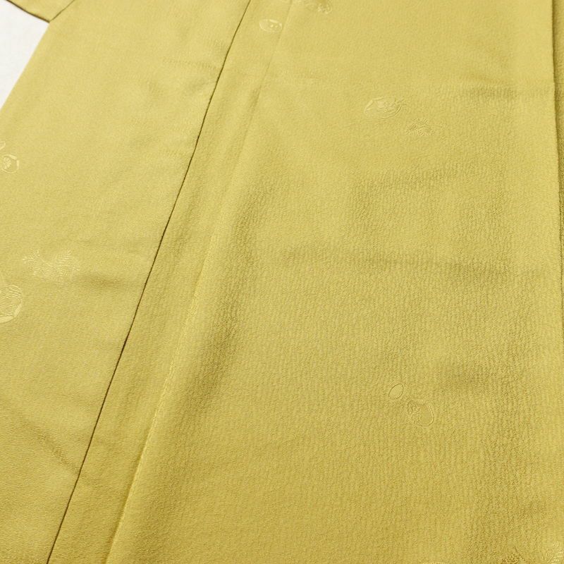色無地 良品 しつけ糸付き 一つ紋付き 正絹 古典柄 袷仕立て 身丈155cm 裄丈64cm リサイクル着物 着物 お茶会 フォーマル シンプル 黄・黄土色_画像5