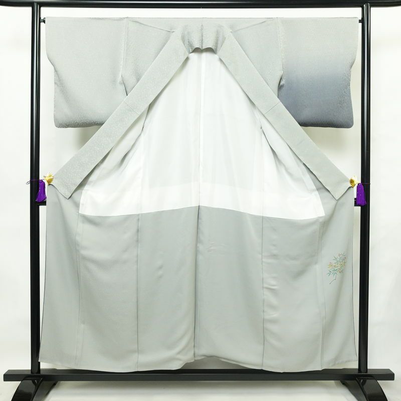 付け下げ 良品 落款入り 一つ紋付き 正絹 木の葉・植物柄 袷仕立て 身丈153.5cm 裄丈65cm リサイクル着物 着物 入学式 卒業式 フォーマル シンプル 上品 グレー_画像3