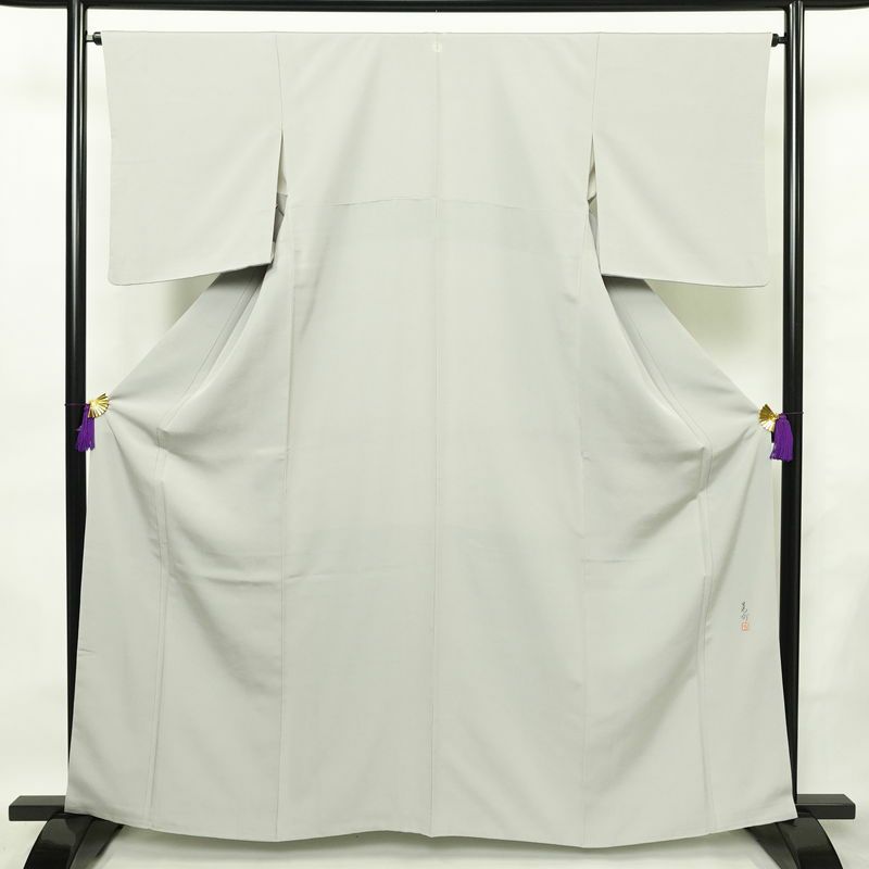 色無地 良品 落款入り 縮緬 一つ紋付き 正絹 無地 袷仕立て 身丈162.5cm 裄丈65cm リサイクル着物 着物 作家物 お茶会 上品 グレー_画像1