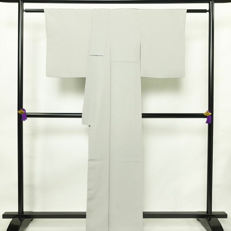 色無地 良品 落款入り 縮緬 一つ紋付き 正絹 無地 袷仕立て 身丈162.5cm 裄丈65cm リサイクル着物 着物 作家物 お茶会 上品 グレー_画像2
