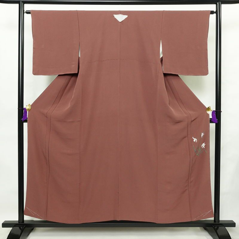 色無地 良品 しつけ糸付き 縮緬 一つ紋付き 正絹 無地 袷仕立て 身丈153cm 裄丈64cm リサイクル着物 着物 共八掛 お茶会 フォーマル 小豆・エンジ_画像1