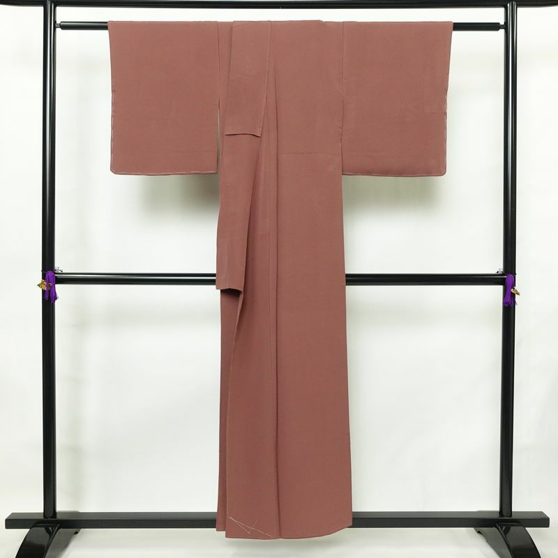 色無地 良品 しつけ糸付き 縮緬 一つ紋付き 正絹 無地 袷仕立て 身丈153cm 裄丈64cm リサイクル着物 着物 共八掛 お茶会 フォーマル 小豆・エンジ_画像2