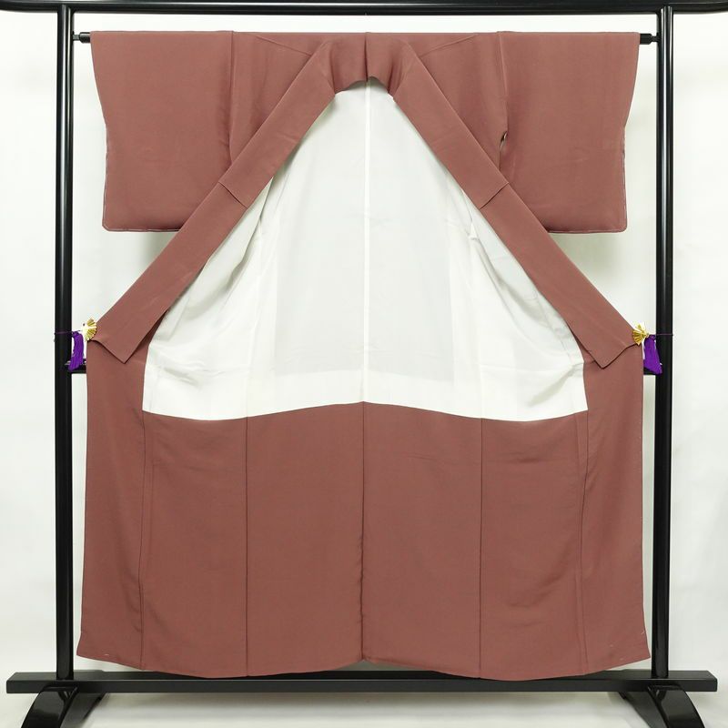 色無地 良品 しつけ糸付き 縮緬 一つ紋付き 正絹 無地 袷仕立て 身丈153cm 裄丈64cm リサイクル着物 着物 共八掛 お茶会 フォーマル 小豆・エンジ_画像3