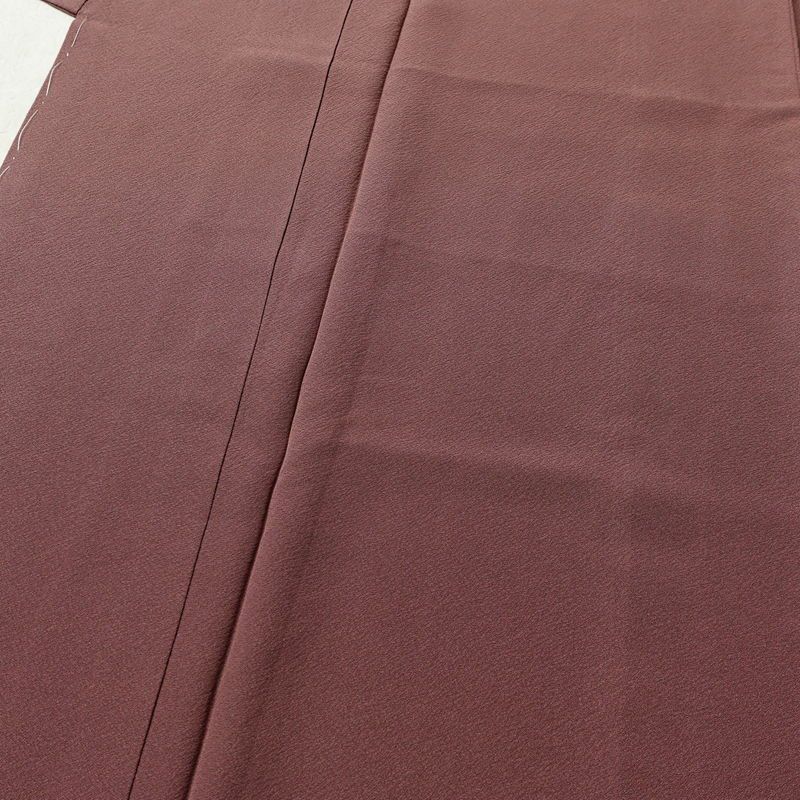 色無地 良品 しつけ糸付き 縮緬 一つ紋付き 正絹 無地 袷仕立て 身丈153cm 裄丈64cm リサイクル着物 着物 共八掛 お茶会 フォーマル 小豆・エンジ_画像5