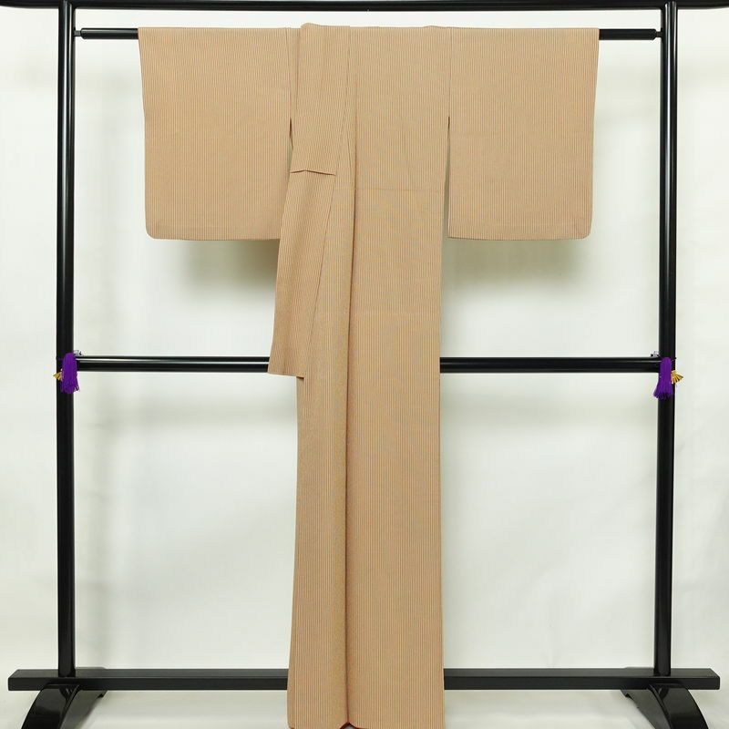 単衣 小紋 縮緬 ポリエステル 縞柄・線柄 単衣仕立て 身丈160cm 裄丈67cm リサイクル着物 着物 シンプル ベージュ_画像2