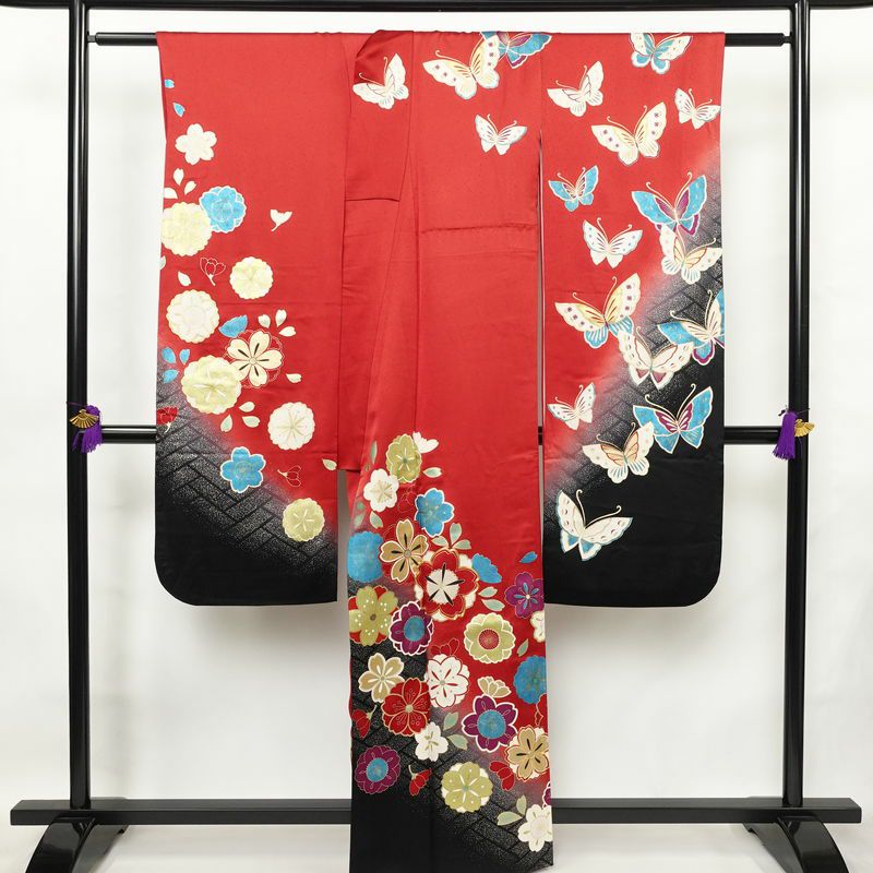 振袖 金駒刺繍 正絹 蝶・昆虫柄 袷仕立て 身丈161cm 裄丈68.5cm リサイクル着物 着物 箔 成人式 二十歳 二十歳の集い パーティー 華やか 桜 赤・朱_画像2
