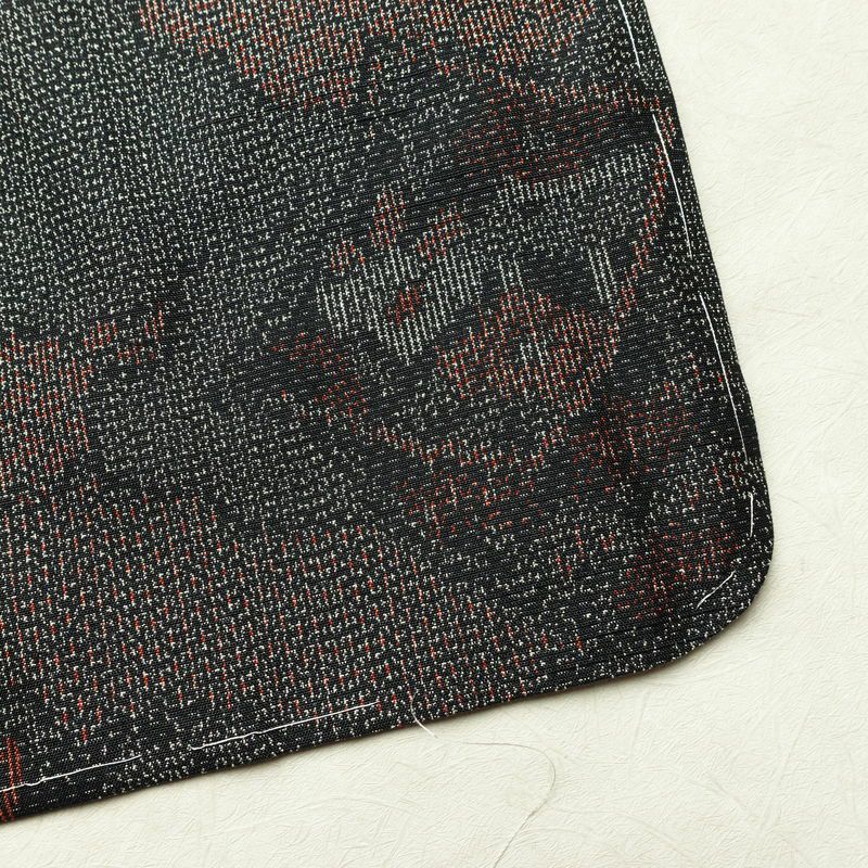 紬 美品 しつけ糸付き 華文紬 手織つむぎ 正絹 古典柄 袷仕立て 身丈158.5cm 裄丈64cm リサイクル着物 着物 黒_画像15