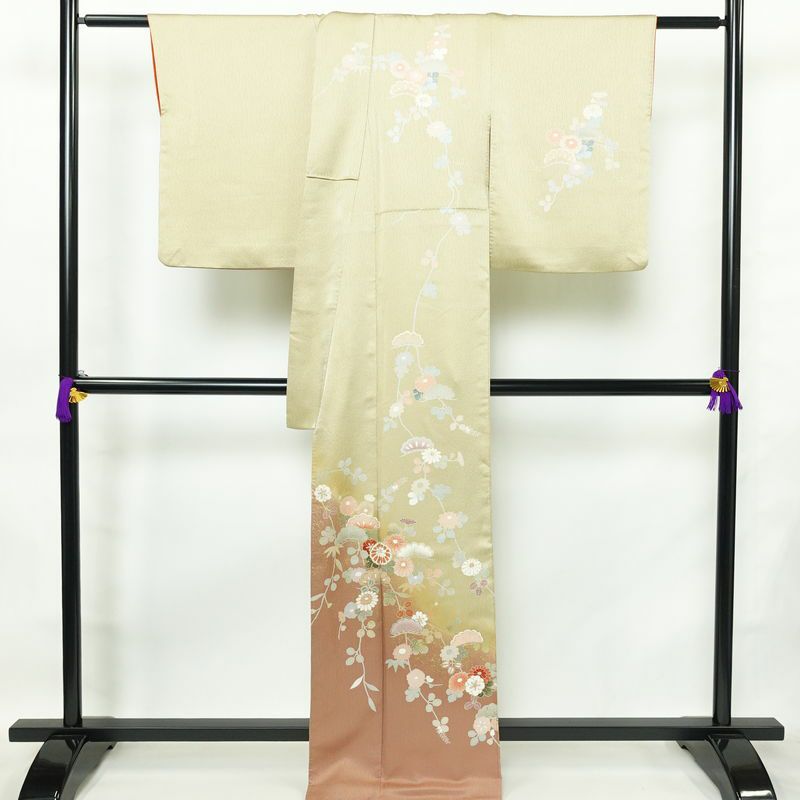 訪問着 良品 正絹 古典柄 袷仕立て 身丈164cm 裄丈68cm リサイクル着物 着物 箔 入学式 卒業式 七五三 お宮参り 盛り上げ箔 フォーマル 松 菊 ベージュ_画像2