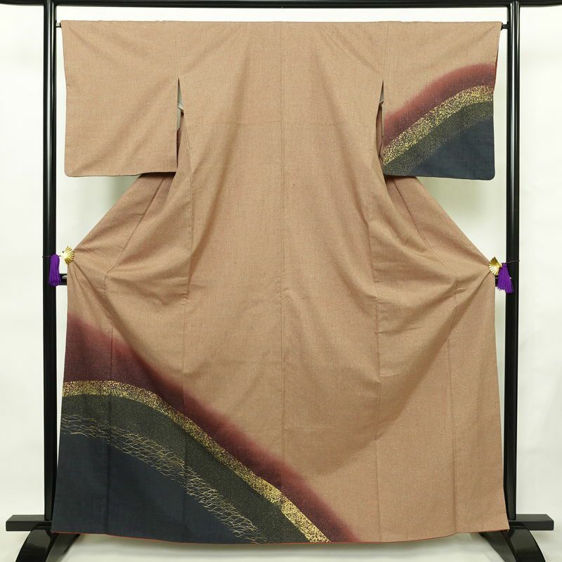 付け下げ 良品 正絹 木の葉・植物柄 袷仕立て 身丈164cm 裄丈66cm リサイクル着物 着物 箔 シンプル 紬地 芝 ベージュ_画像1
