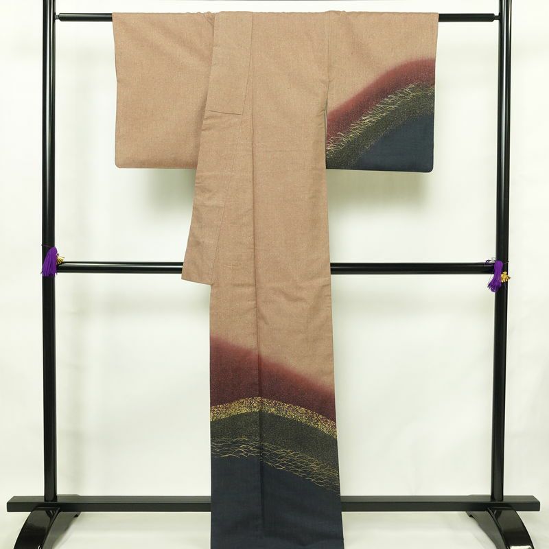 付け下げ 良品 正絹 木の葉・植物柄 袷仕立て 身丈164cm 裄丈66cm リサイクル着物 着物 箔 シンプル 紬地 芝 ベージュ_画像2