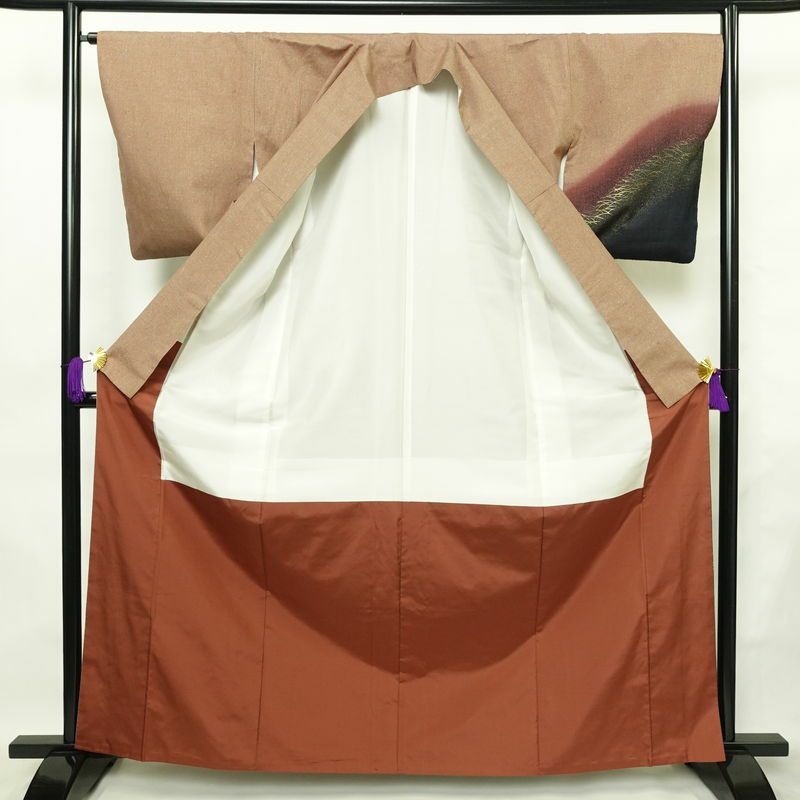 付け下げ 良品 正絹 木の葉・植物柄 袷仕立て 身丈164cm 裄丈66cm リサイクル着物 着物 箔 シンプル 紬地 芝 ベージュ_画像3