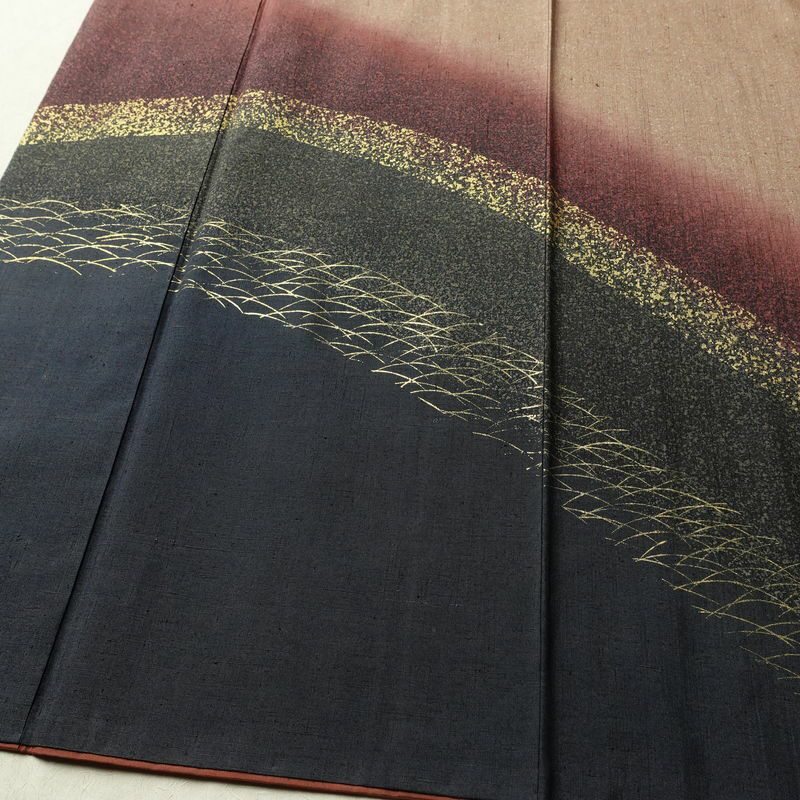 付け下げ 良品 正絹 木の葉・植物柄 袷仕立て 身丈164cm 裄丈66cm リサイクル着物 着物 箔 シンプル 紬地 芝 ベージュ_画像4