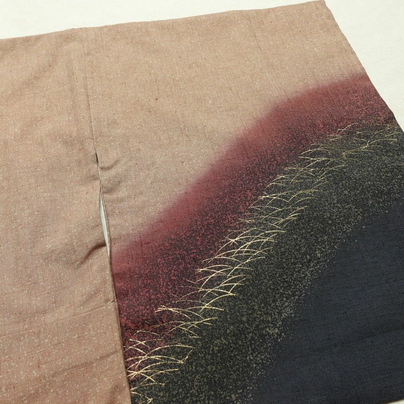 付け下げ 良品 正絹 木の葉・植物柄 袷仕立て 身丈164cm 裄丈66cm リサイクル着物 着物 箔 シンプル 紬地 芝 ベージュ_画像14