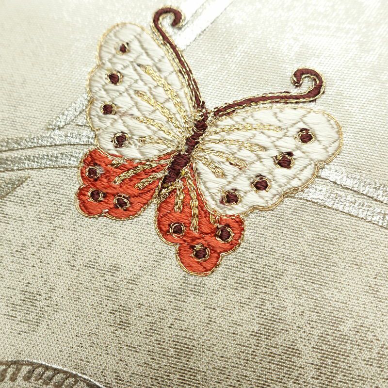 名古屋帯 太鼓柄 正絹 蝶・昆虫柄 名古屋仕立て なごや帯 リサイクル帯 帯 箔 金糸 白_画像3