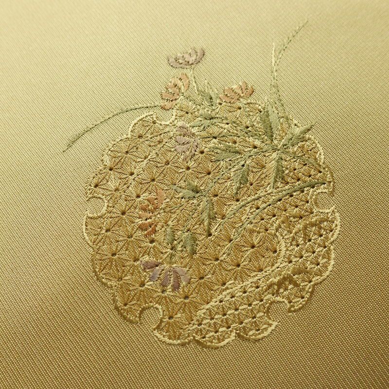 名古屋帯 太鼓柄 美品 スワトウ刺繍 正絹 木の葉・植物柄 名古屋仕立て なごや帯 リサイクル帯 帯 刺繍 シンプル おしゃれ 黄・黄土色_画像3